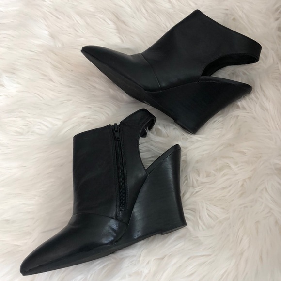 BCBGeneration Shoes - BCBGeneration • Black Leather Edalynn Wedge Sz 9.5